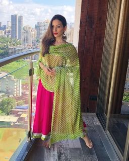 Helly Daruwala feet photo 9