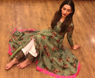 Helly Daruwala feet photo 8