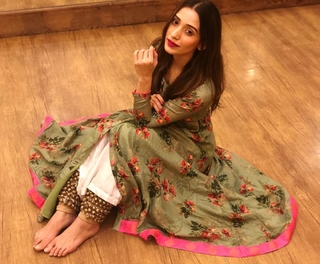 Helly Daruwala feet photo 7