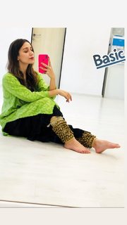 Helly Daruwala feet photo 5