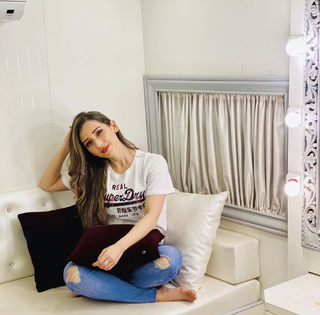Helly Daruwala feet photo 1