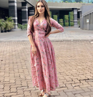 Helly Daruwala feet photo 17