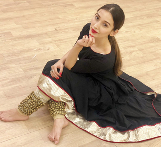 Helly Daruwala feet photo 16