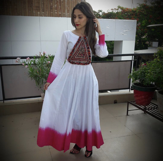Helly Daruwala feet photo 14
