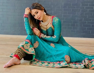 Helly Daruwala feet photo 6
