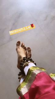 Helly Daruwala feet photo 3