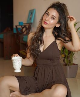 Helly Daruwala feet photo 16
