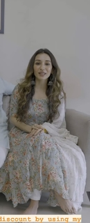 Helly Daruwala feet photo 14