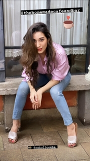 Helly Daruwala feet photo 13
