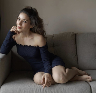 Helly Daruwala feet photo 12