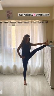 Helly Daruwala feet photo 7