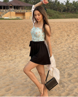 Helly Daruwala feet photo 4