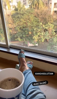 Helly Daruwala feet photo 1