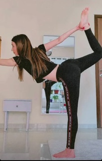 Helly Daruwala feet photo 18