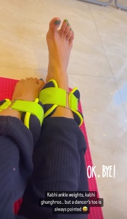 Helly Daruwala feet photo 11