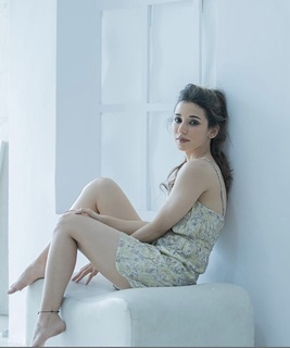 Helly Daruwala feet photo 8