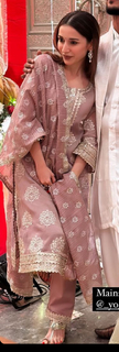 Helly Daruwala feet photo 17