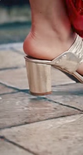 Helly Daruwala feet photo 9
