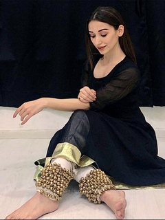 Helly Daruwala feet photo 4