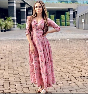 Helly Daruwala feet photo 2