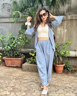 Helly Daruwala feet photo 19