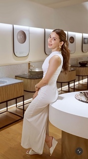 Helly Daruwala feet photo 12