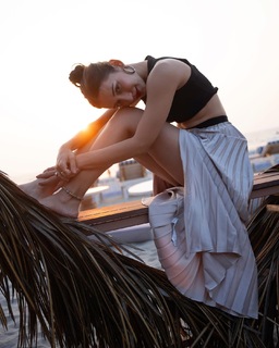 Helly Daruwala feet photo 6