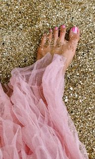 Helly Daruwala feet photo 10