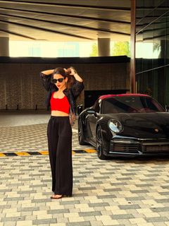 Helly Daruwala feet photo 6
