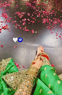 Helly Daruwala feet photo 14
