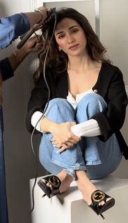 Helly Daruwala feet photo 9