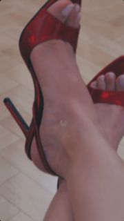 Helly Daruwala feet photo 5