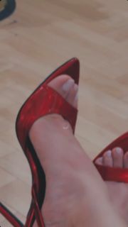 Helly Daruwala feet photo 4
