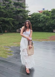 Helly Daruwala feet photo 1