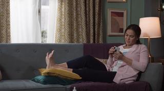 Hend Sabry feet photo thumbnail