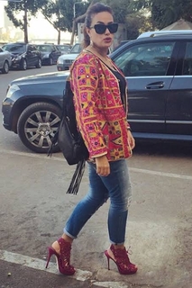 Hend Sabry feet photo thumbnail