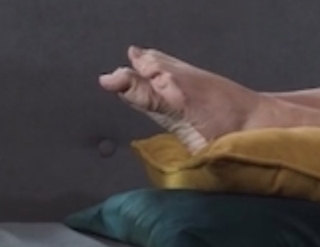 Hend Sabry feet photo thumbnail