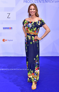 Hendrike Brenninkmeyer feet photo thumbnail