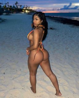 Hennessy Carolina feet photo 2