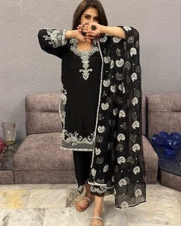 Hiba Bukhari feet photo 16