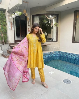 Hiba Bukhari feet photo 13