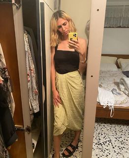 Hila Klein feet photo thumbnail