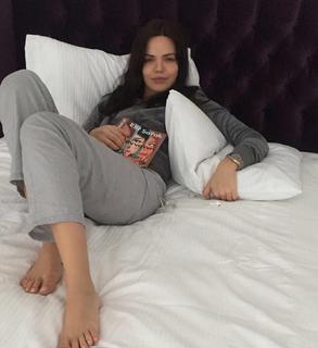 Hilal Altinbilek feet photo thumbnail