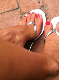 Hilaria Baldwin feet photo thumbnail