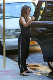 Hilaria Baldwin feet photo thumbnail