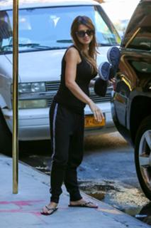 Hilaria Baldwin feet photo thumbnail