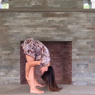 Hilaria Baldwin feet photo thumbnail