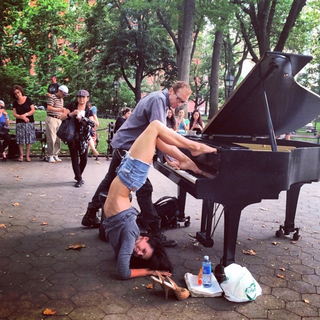 Hilaria Baldwin feet photo thumbnail