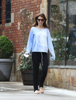 Hilaria Baldwin feet photo thumbnail