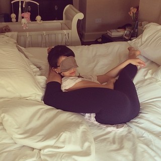 Hilaria Baldwin feet photo thumbnail